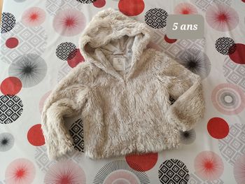 Veste poilue taille 5 ans 👧