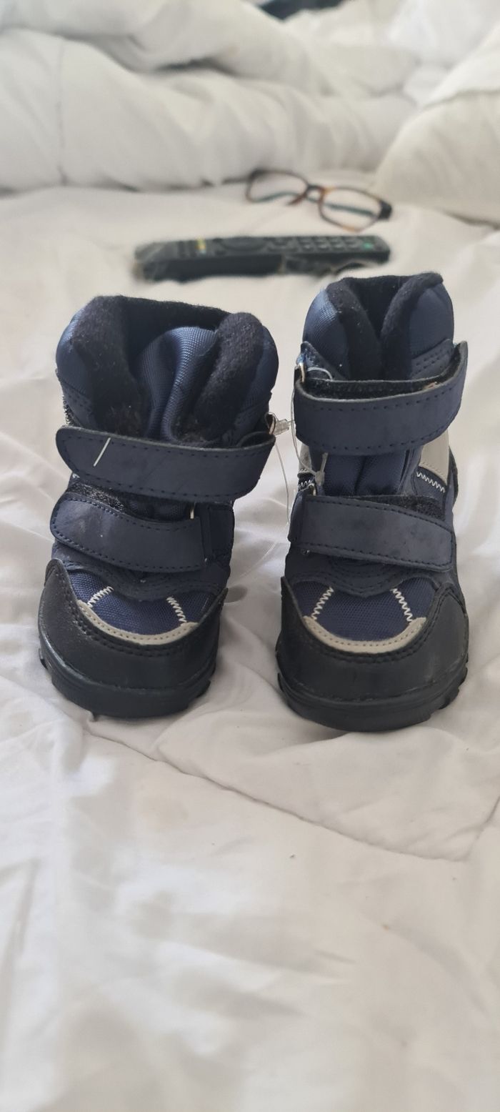Adorable paire de petites bottes après-ski neuf taille 20 couleur bleu - photo numéro 2