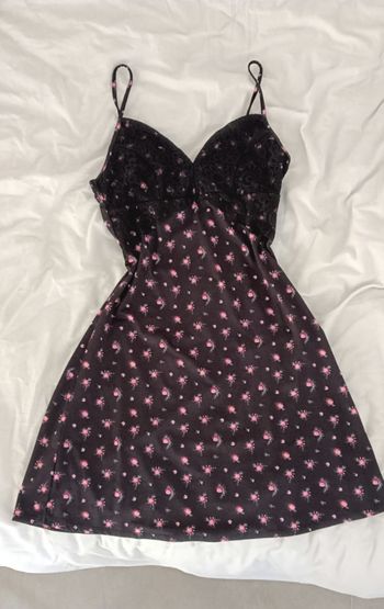 Robe de nuit noire à fleurs roses