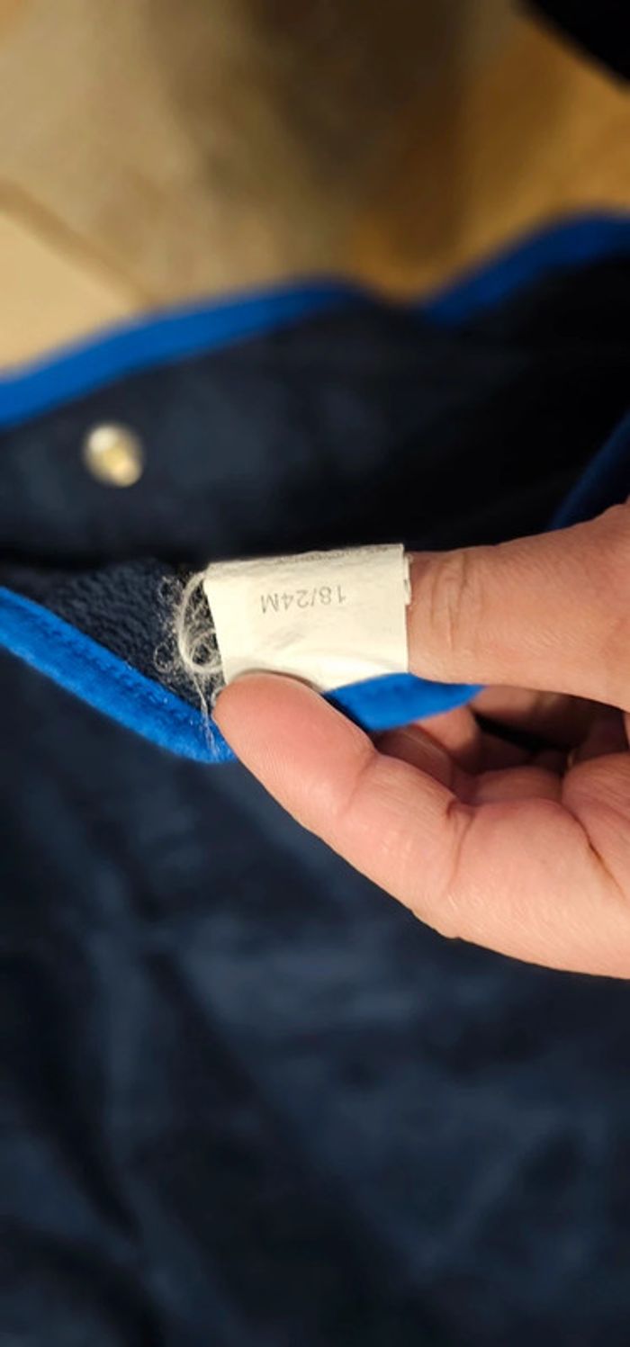 Sortie de bain / piscine / plage
Forme requin avec la queue
Taille 18/24 mois - photo numéro 3