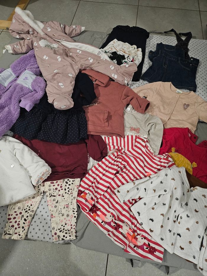 Lots de vêtements bebe fille 12 mois.