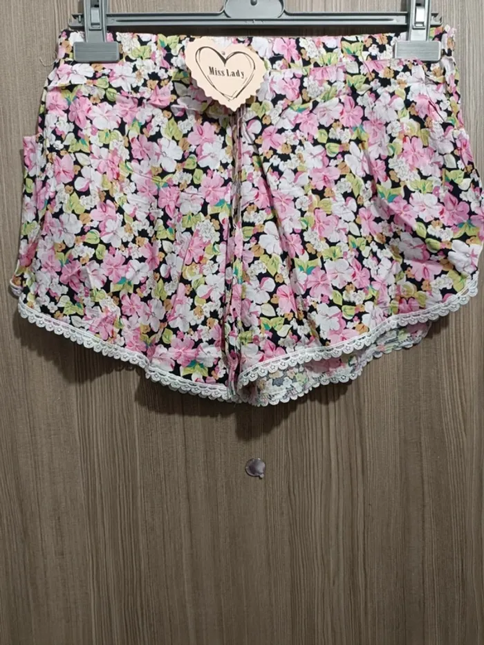 Short rose neuf taille 40