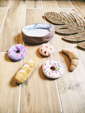 🥐 Dinette panier/corbeille marron avec viennoiseries et pâtisseries en tissu- peluche