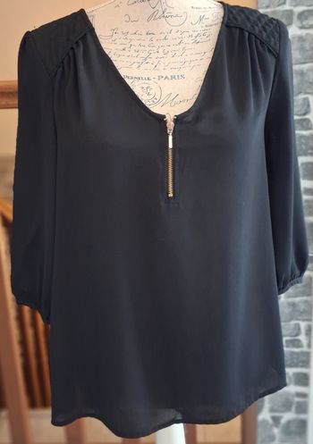 Blouse noire transparente au col zippé