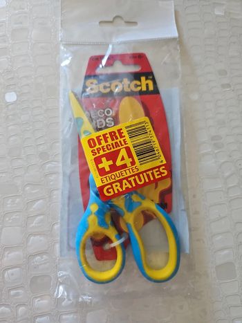 Ciseau avec étiquette prenom