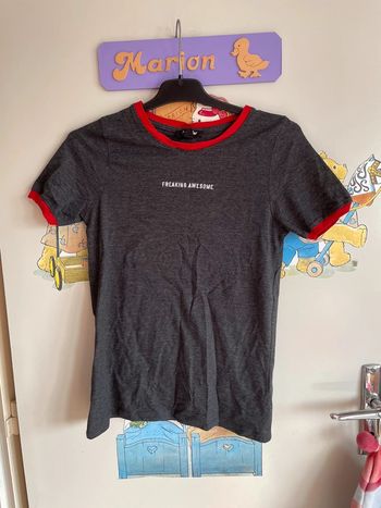 Tee shirt à manches courtes gris foncé et rouge à motifs, taille Xs, marque Jennyfer