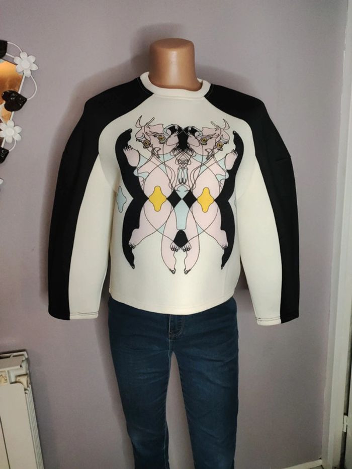 Sweat minju kim x h&M taille S - photo numéro 2