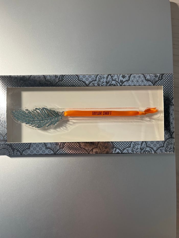 The Life of a Showgirl Feather Ornament - photo numéro 4