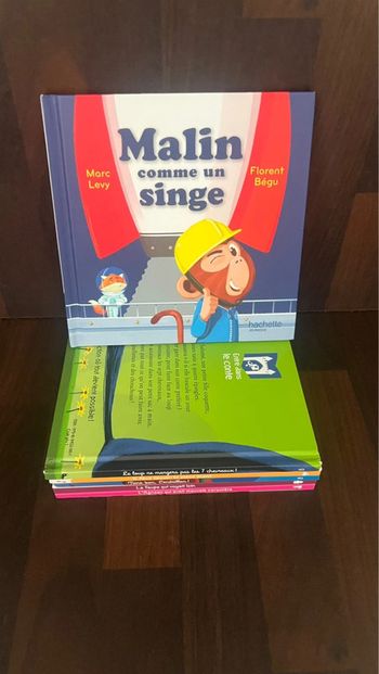 Malin comme un singe   , livre McDo en parfait état . Edition hachette jeunesse .
