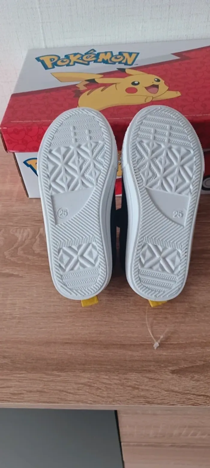 Baskets à scratch garçon, motif pikachu, taille 25, neuves jamais portées. - photo numéro 7