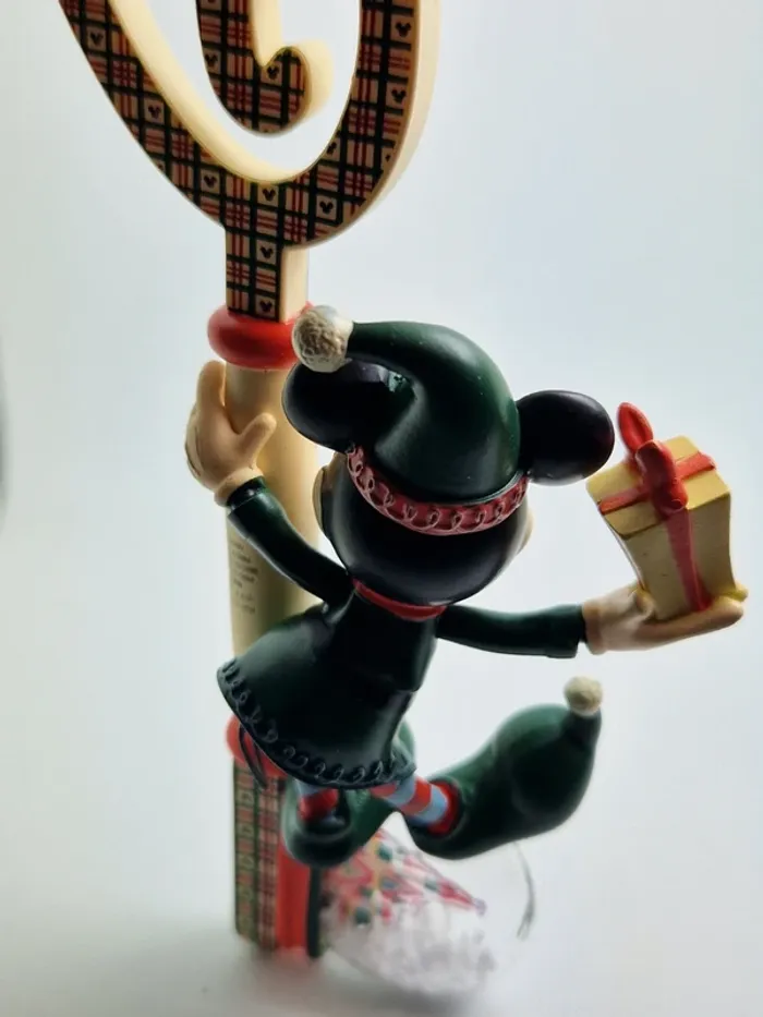 D242 Disney Mickey Mouse 2024 Festive Collectible Key Ornament - photo numéro 3