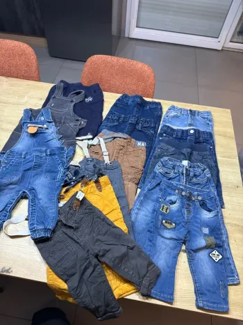 Lot de 12 jeans et 2 salopettes taille 12 mois