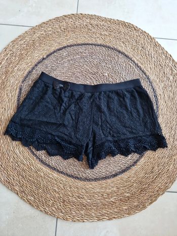 Joli short dentelle taille 40