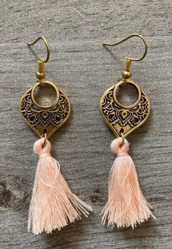 Boucles d'oreilles pompons bohèmes dorés rose pâle