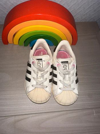 Baskets Adidas superstar bébés fille taille 22