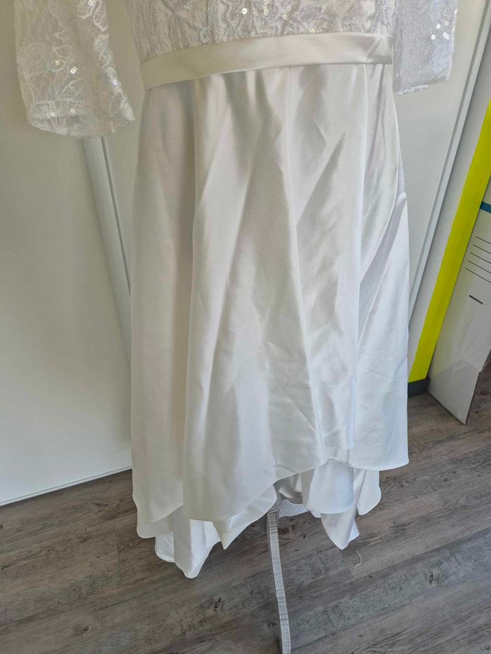 Robe de mariée courte devant et longue derrière avec manches, dentelle et satin - photo numéro 3