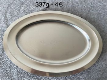 Plat de présentation ou de service pour la table en acier inoxydable.