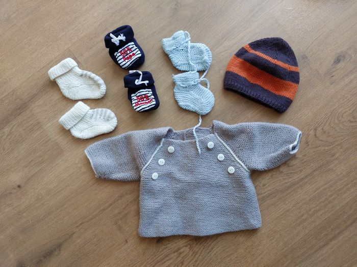Lot brassiere naissance, chaussons, bonnet