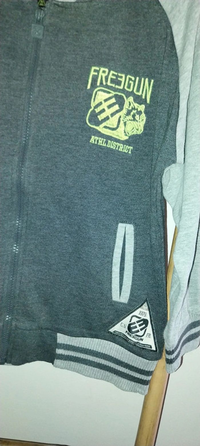 Veste / sweat zippé gris by Freegun état neuf Taille 10 ans - photo numéro 3