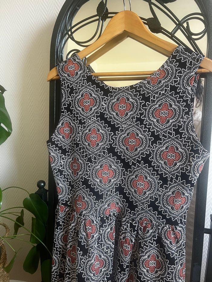 Robe évasée sans manches motif géométrique noir rouge blanc – taille M - photo numéro 3