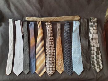 Lot de 12 cravates Pierre Cardin, Calvin Klein, Jules, DKNY + porte cravate