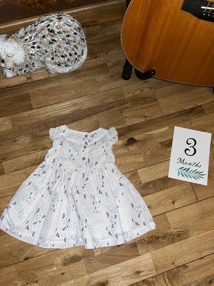 Jolie robe blanche fleurie très bon état 3mois/62cm - photo numéro 2
