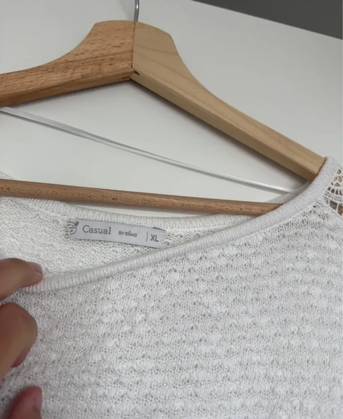 Joli haut avec broderie XL/42 - photo numéro 2