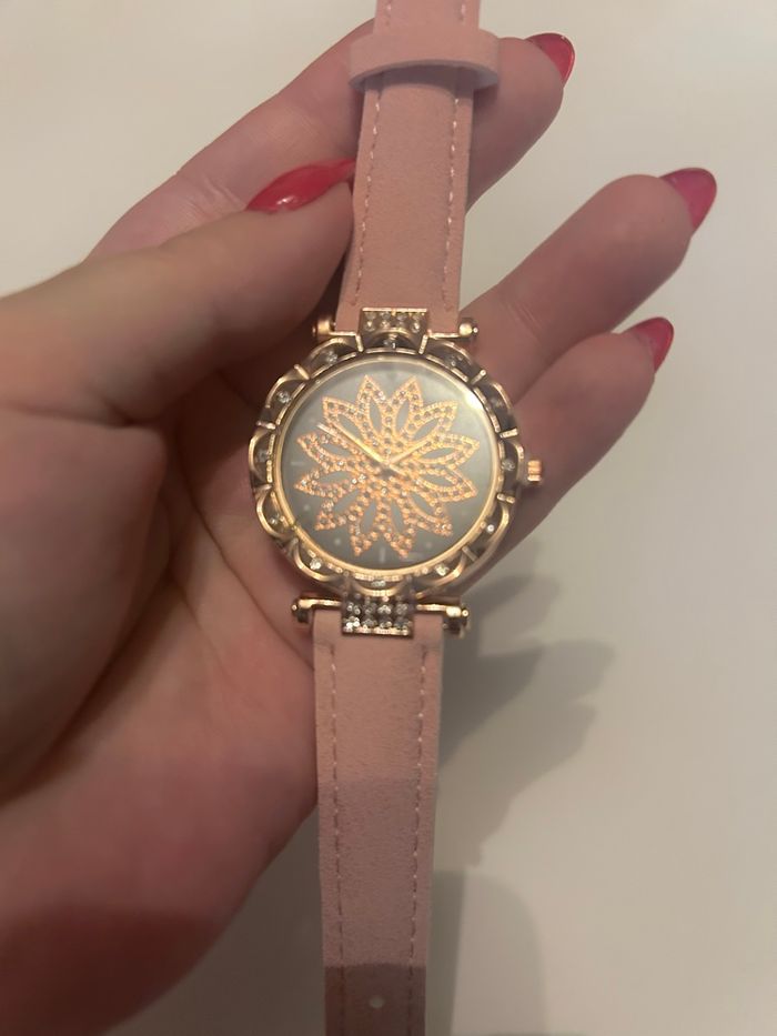 Montre à aiguille NEUVE pour femme couleurs rose et doré - photo numéro 2