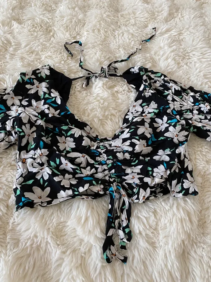 Haut fleuri avec dos nu Bershka taille XS - photo numéro 2