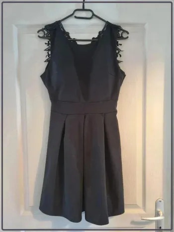 Robe noir avec dentelle