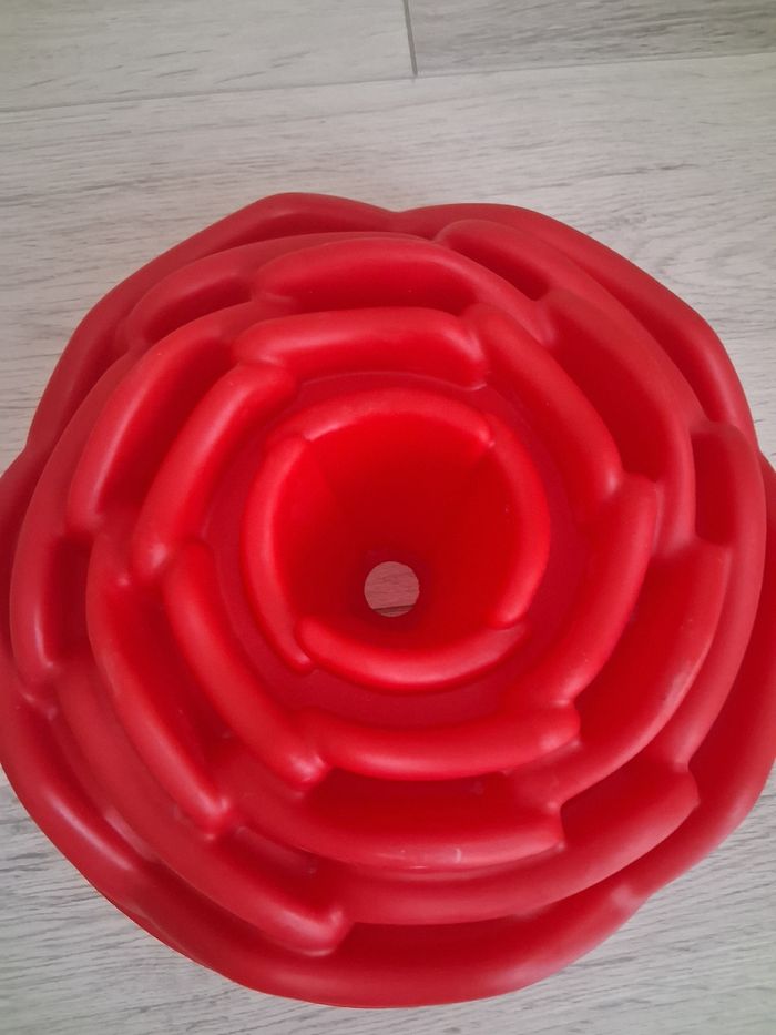 Moule en silicone rouge "Fleur" en tres bon etat - photo numéro 5