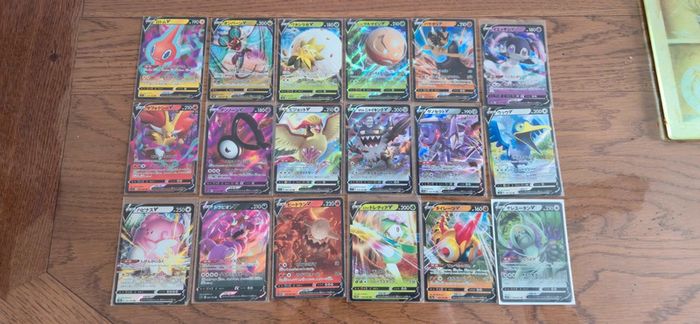 Lot de 18 cartes pokémon V japonaise