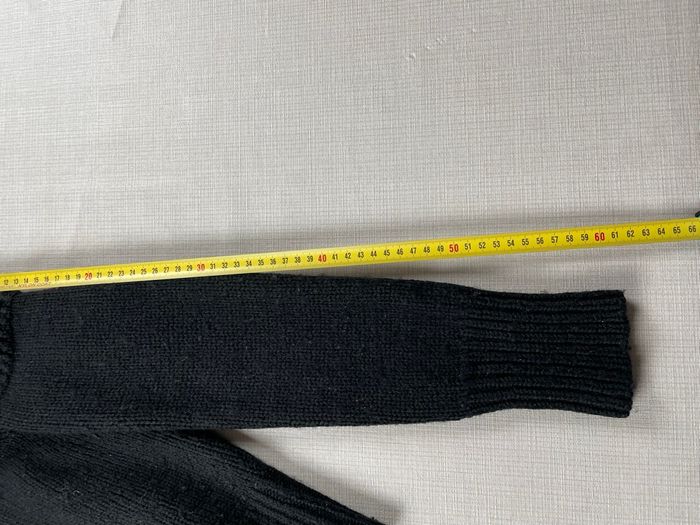 Gilet vintage maille noire femme – boutons – épaules texturées – chic rétro - photo numéro 7