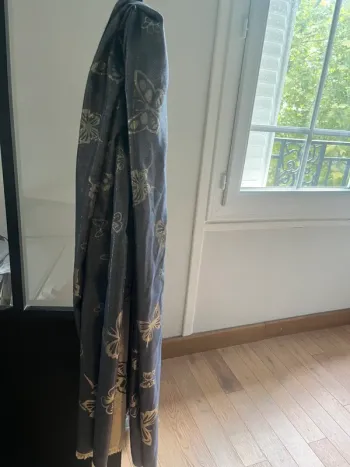 Écharpe violette et dorée papillons
