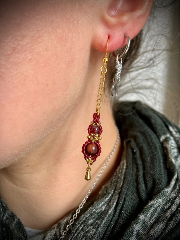 Boucles d’oreilles pendantes dépareillées macramé pierre Œil de Taureau, Grenat - photo numéro 4