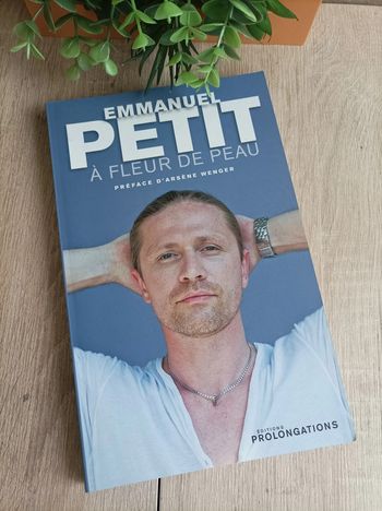 Livre A Fleur de peau Emmanuel Petit