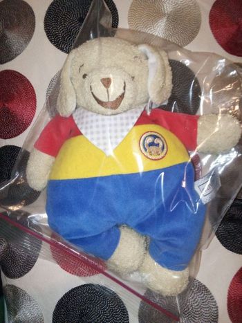 doudou peluche chien  lapin marque Envog tête beige corps rouge jaune pantalon bleu vintage ancien