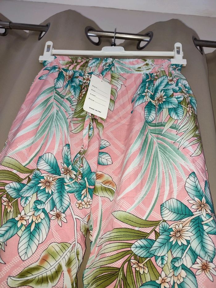 Pantalon fluide fleuri neuf - photo numéro 2