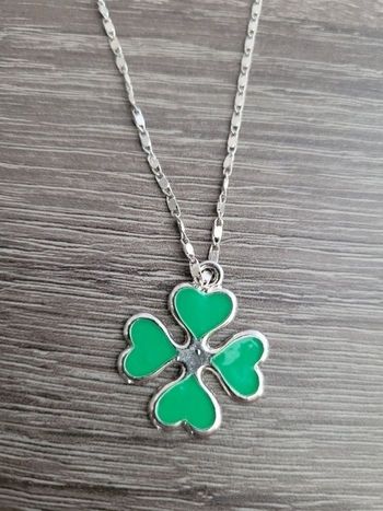 Neuf collier avec trèfle à 4 feuilles