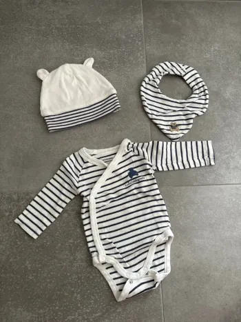 Ensemble body bavoir et body 3 mois