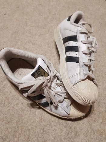 Baskets blanches et noires superstar p.34 adidas