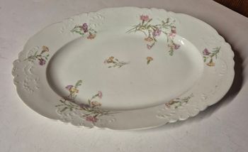 Grand plat de service ancien Limoges France décor floral, marque Aux Lions de Faïence