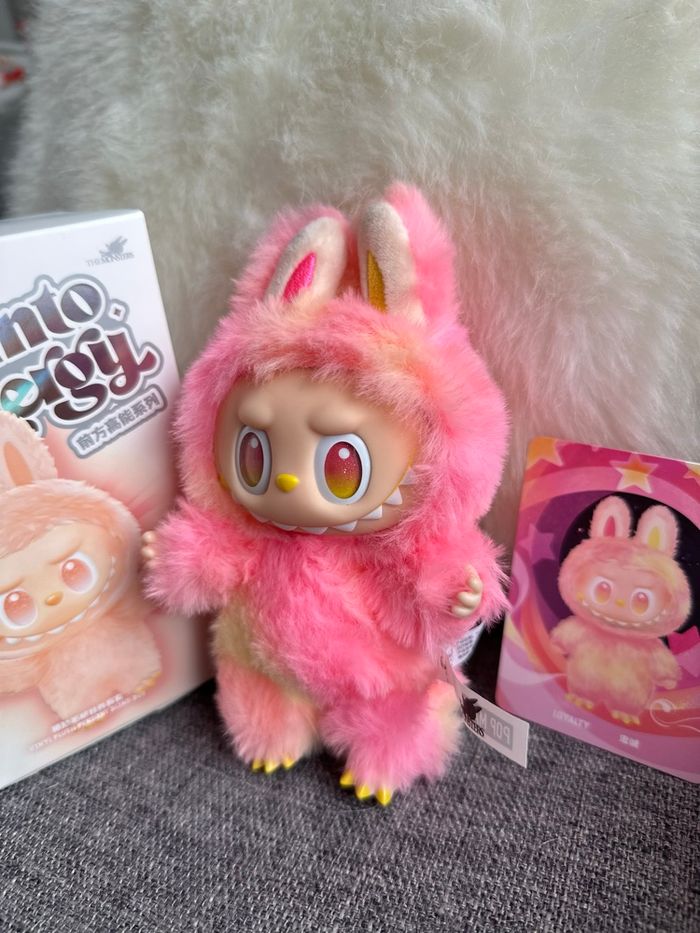 Labubu Big Into Energy Loyalty plush pendant - photo numéro 6