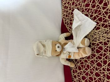 Ours BABY NAT doudou beige avec mouchoir dans le ventre