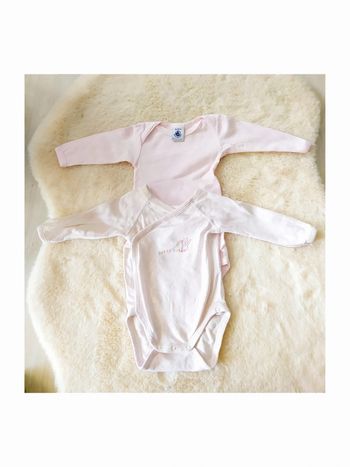 Lot 2 bodys Petit Bateau 3 mois manches longues coton rose et blanc  rosé cache-cœur