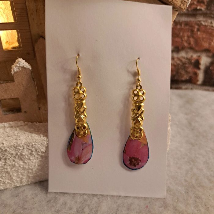 Boucles d'oreilles pendante en résine rose florale et doré