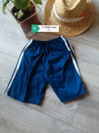 🌸Short marine avec deux bandes blanches Taille 2 ans 🌸