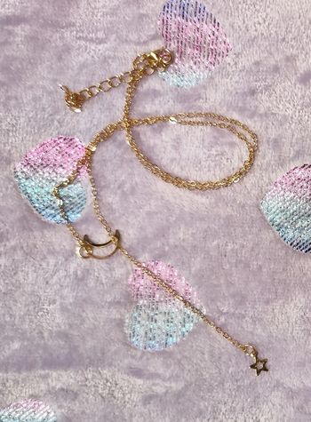 Collier doré avec breloques lune et étoile ajustable