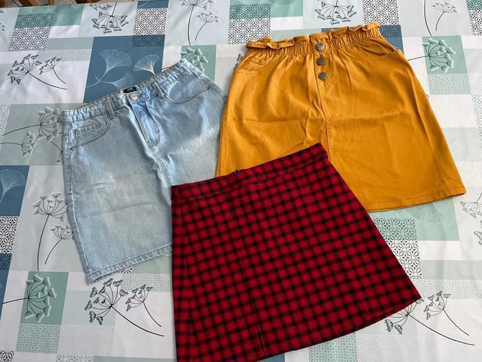 Lot 3 jupes 12ans (1 jeans, 1 jaune moutarde, 1 vichy rouge et noire)