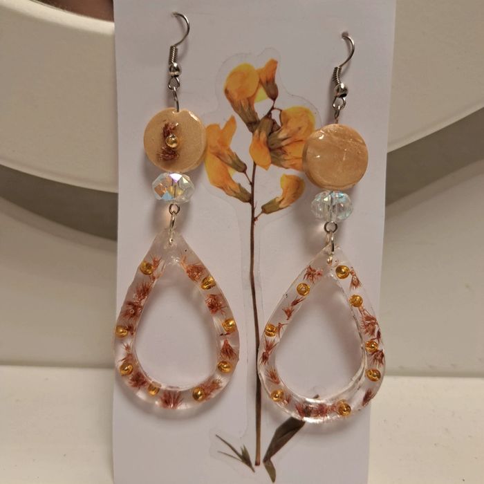 Boucles d'oreilles pendante en résine - photo numéro 2